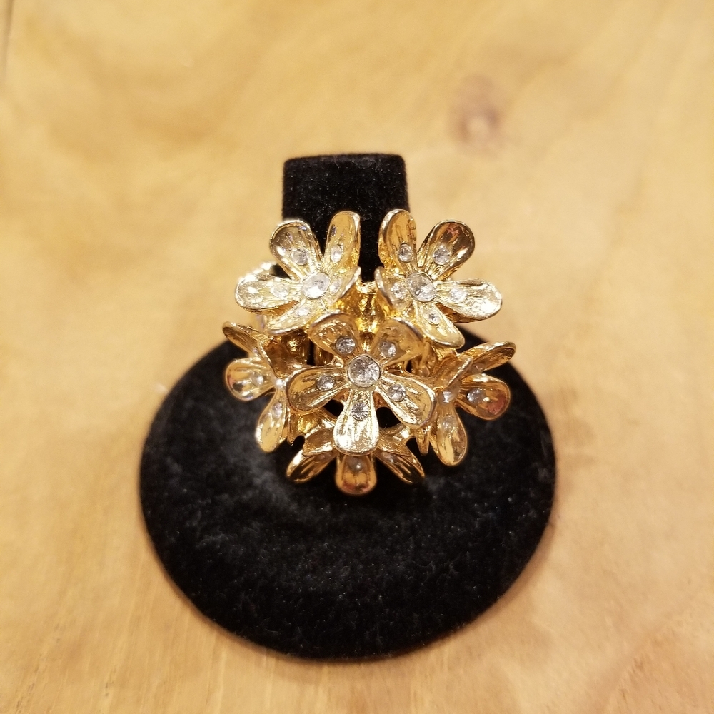 Unique fun floral costume ring!